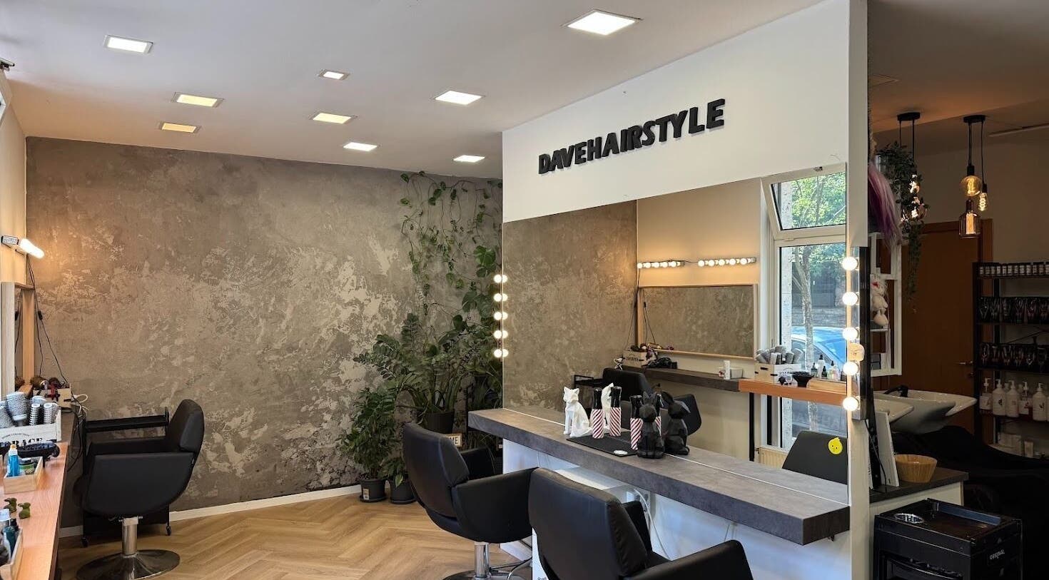 Dave Hairstyle elegáns belső tere Budapesten, Magyarországon, modern szépségszalon berendezés.