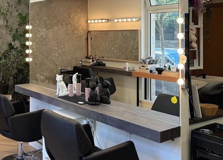 Modern hajvágó székek és tükör a Dave Hairstyle szalonban, Budapest, Magyar, HU.