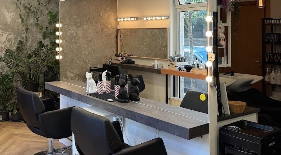 Modern hajvágó székek és tükör a Dave Hairstyle szalonban, Budapest, Magyar, HU.