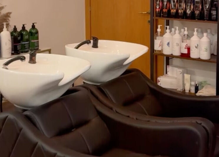 Modern hajmosóállomás a Dave Hairstyle szalonban, Budapest, Magyar, HU.