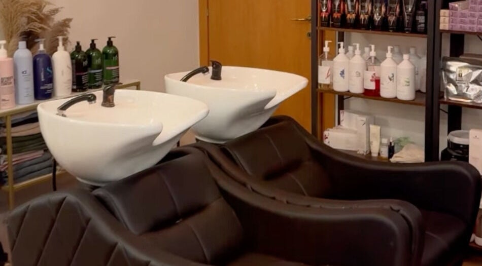 Modern hajmosóállomás a Dave Hairstyle szalonban, Budapest, Magyar, HU.