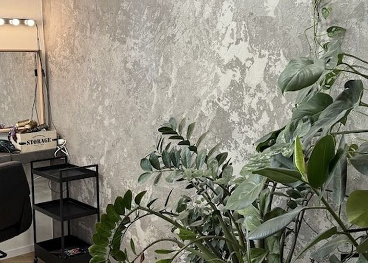 Modern belső tér zöld növényekkel a Dave Hairstyle-ban, Budapest, Magyar, HU.