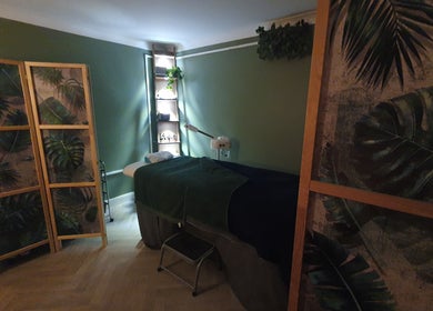 Peaceful therapy room at Monoi Therapies, Marske-by-the-sea, England, GB decorated with green foliage.