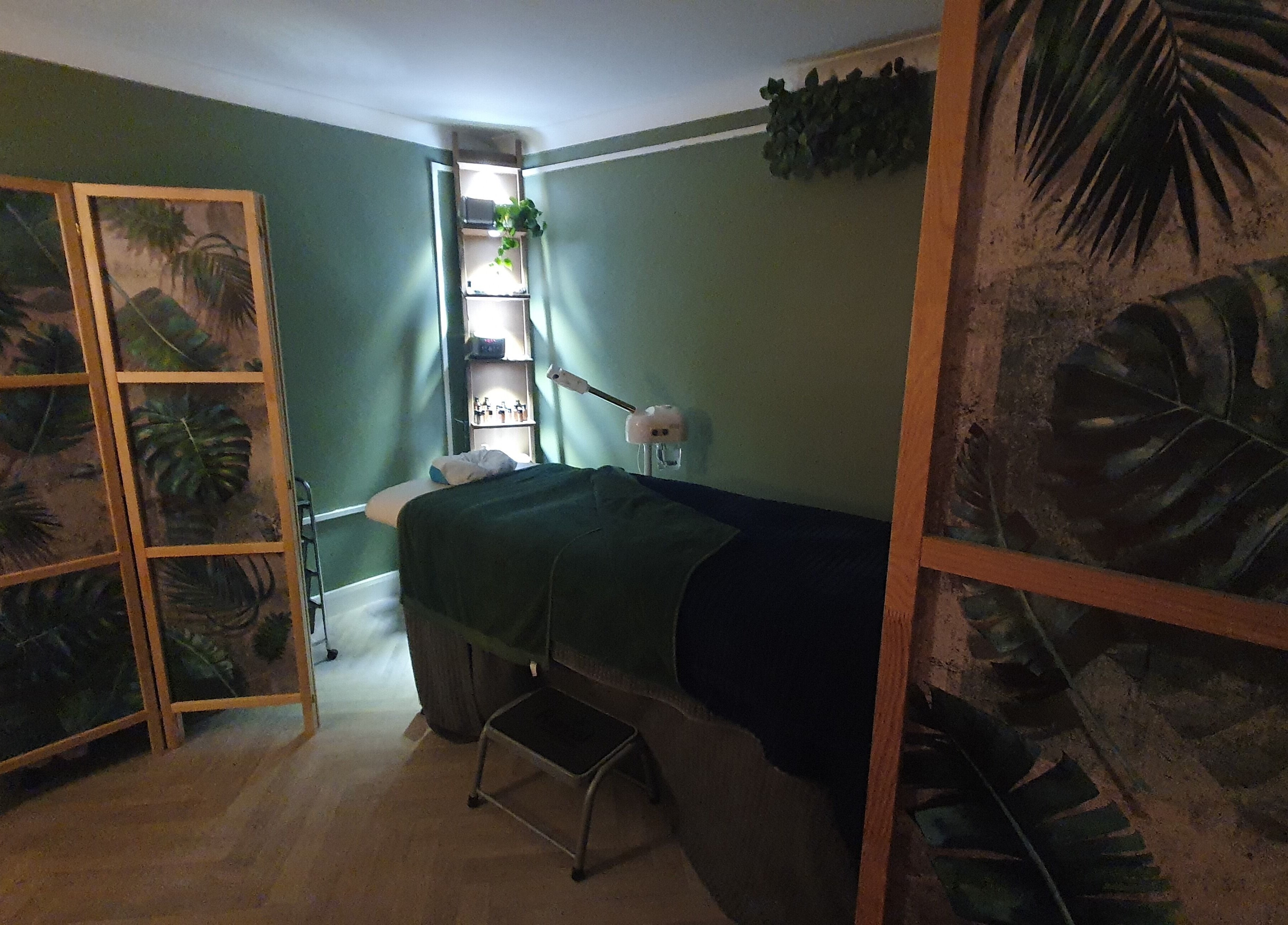 Peaceful therapy room at Monoi Therapies, Marske-by-the-sea, England, GB decorated with green foliage.