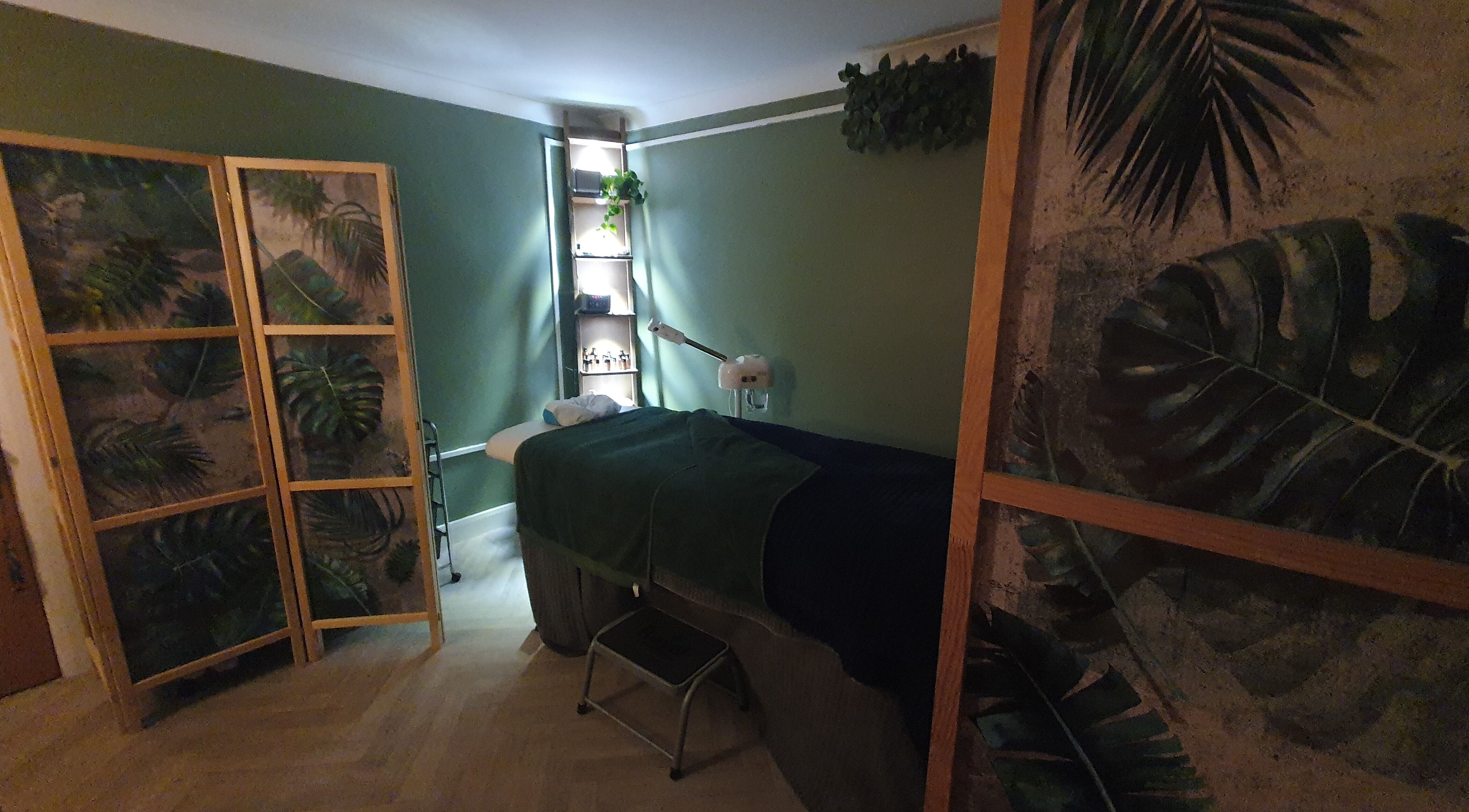 Peaceful therapy room at Monoi Therapies, Marske-by-the-sea, England, GB decorated with green foliage.