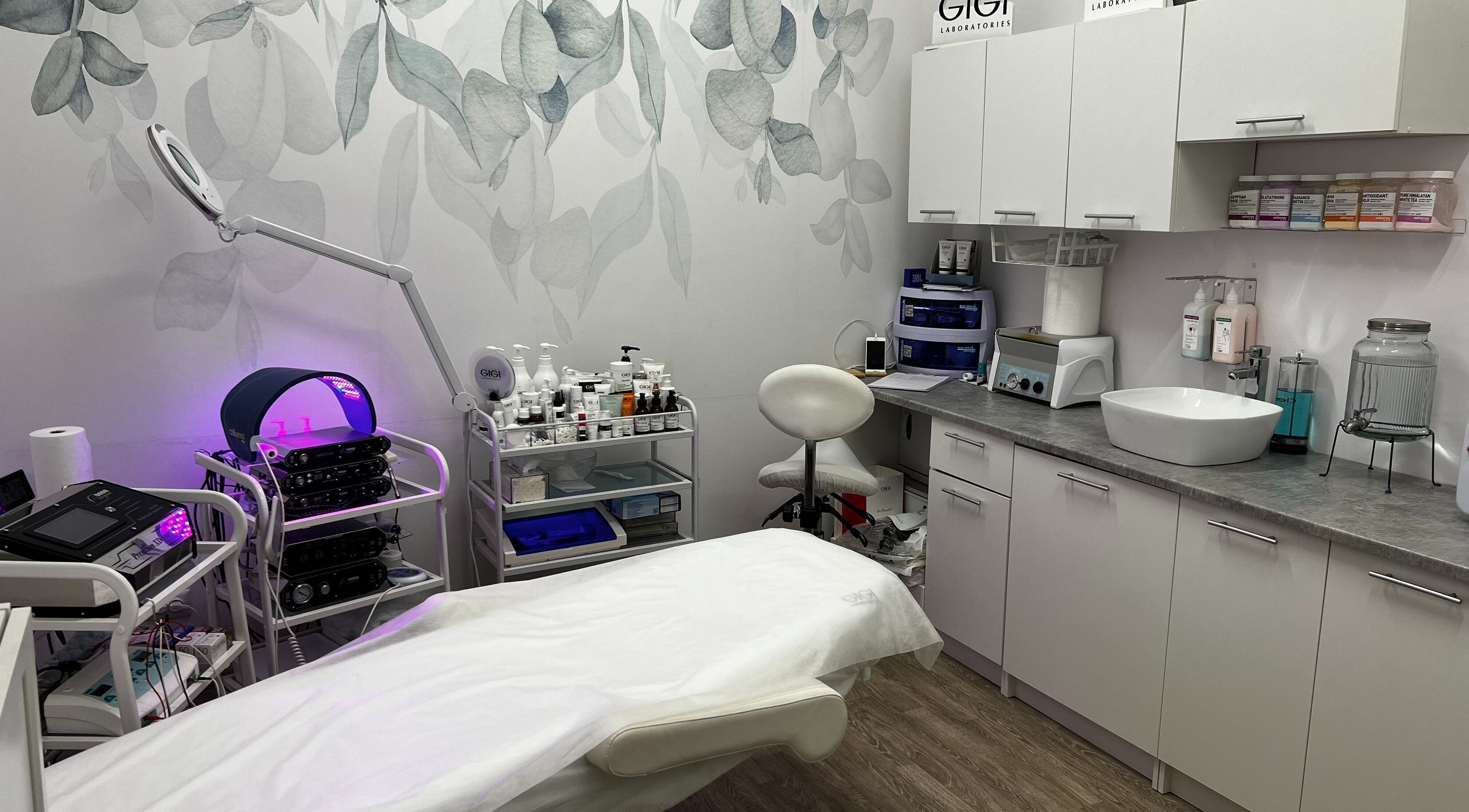 Интерьер Erika Kosmetoloog Stuudio в Нарва, Ida-viru Maakond, EE, с современным оснащением и уютной атмосферой.