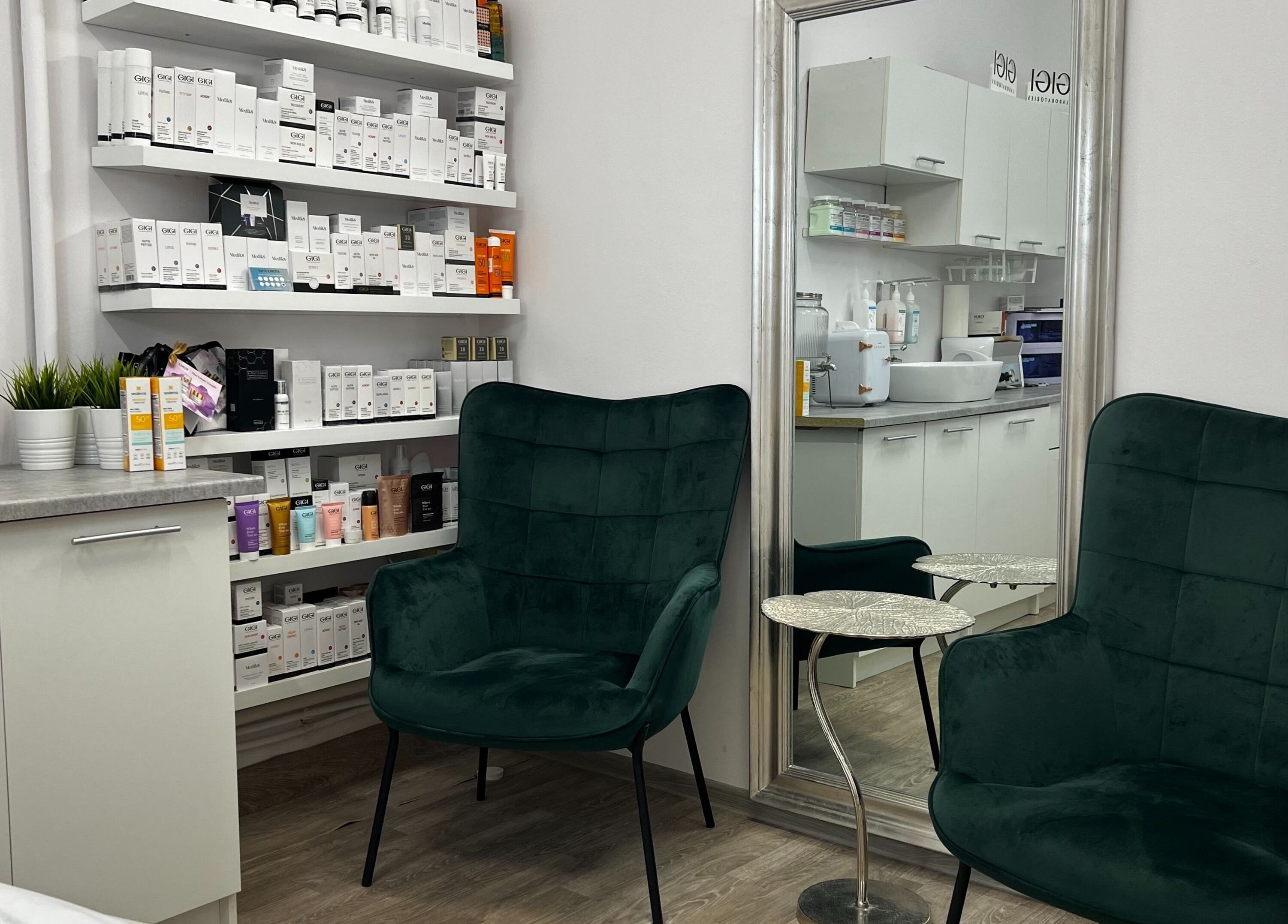 Уютный интерьер Erika Kosmetoloog Stuudio в Нарве, Ида-Вирумаа, EE с темно-зеленым креслом.