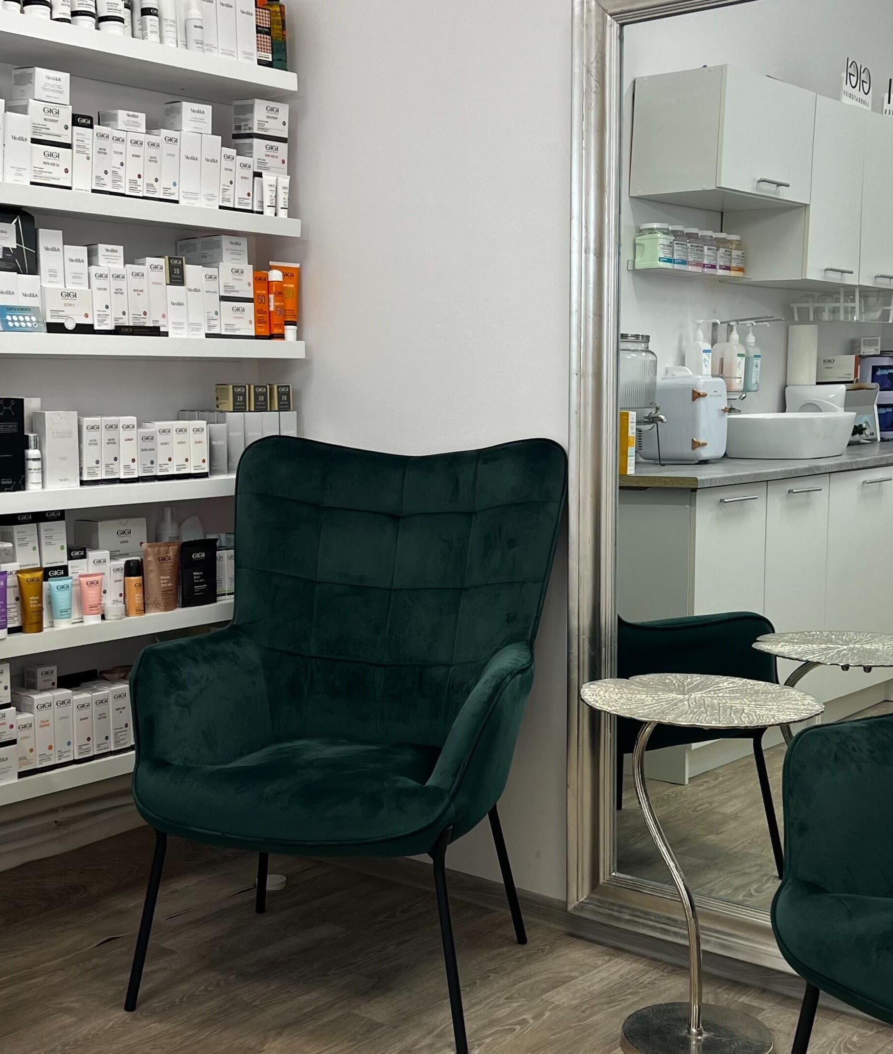 Уютный интерьер Erika Kosmetoloog Stuudio в Нарве, Ида-Вирумаа, EE с темно-зеленым креслом.