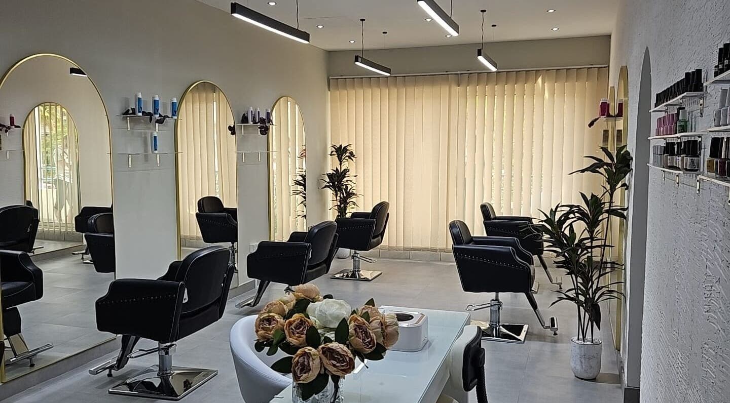 Modern interior of JJ Beauty Salon in دبي, دبي, AE with elegant black chairs and decor.