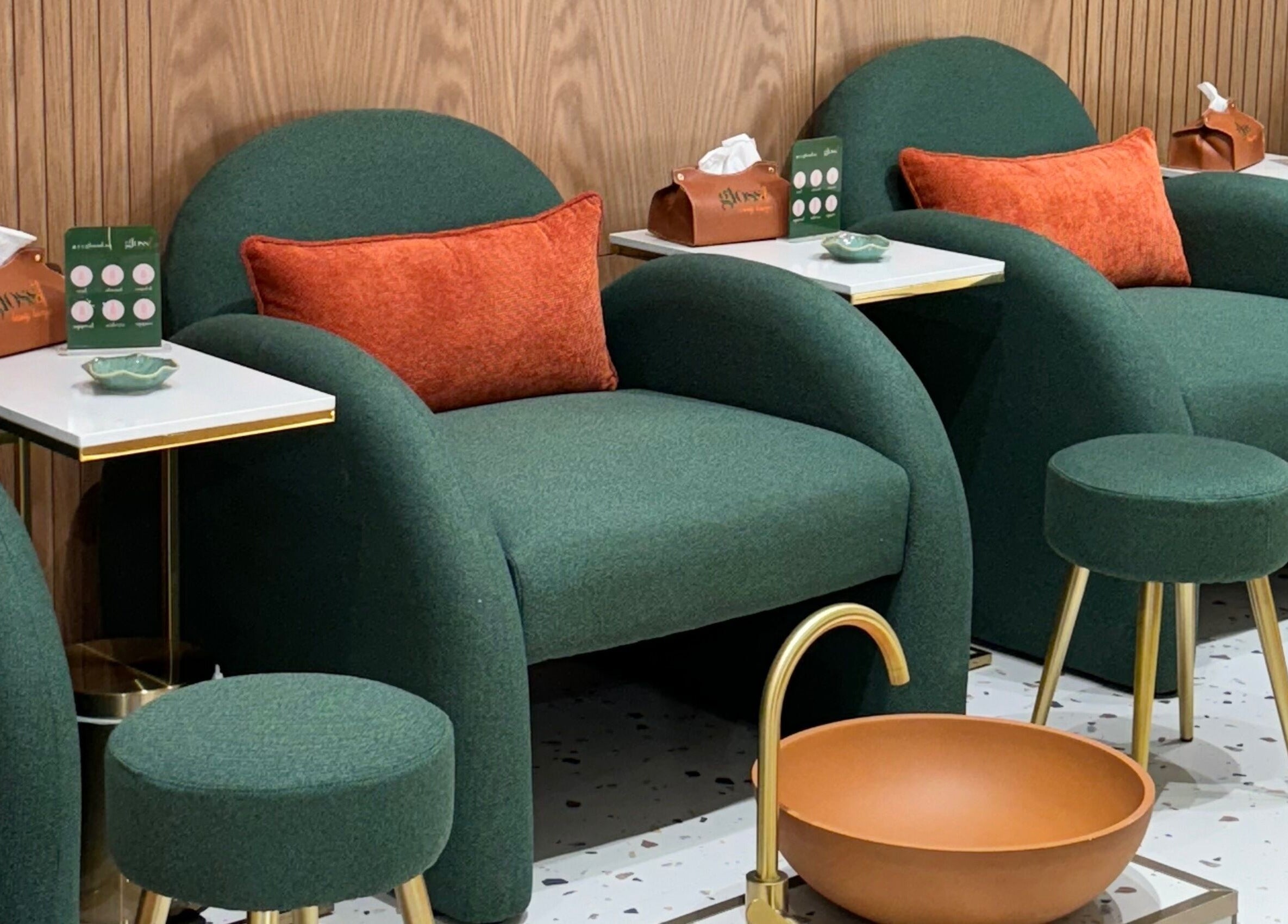 Elegant seating at Gloss'd Beauty Lounge | Riyadh, الرياض, منطقة الرياض, SA, featuring plush chairs and modern decor.