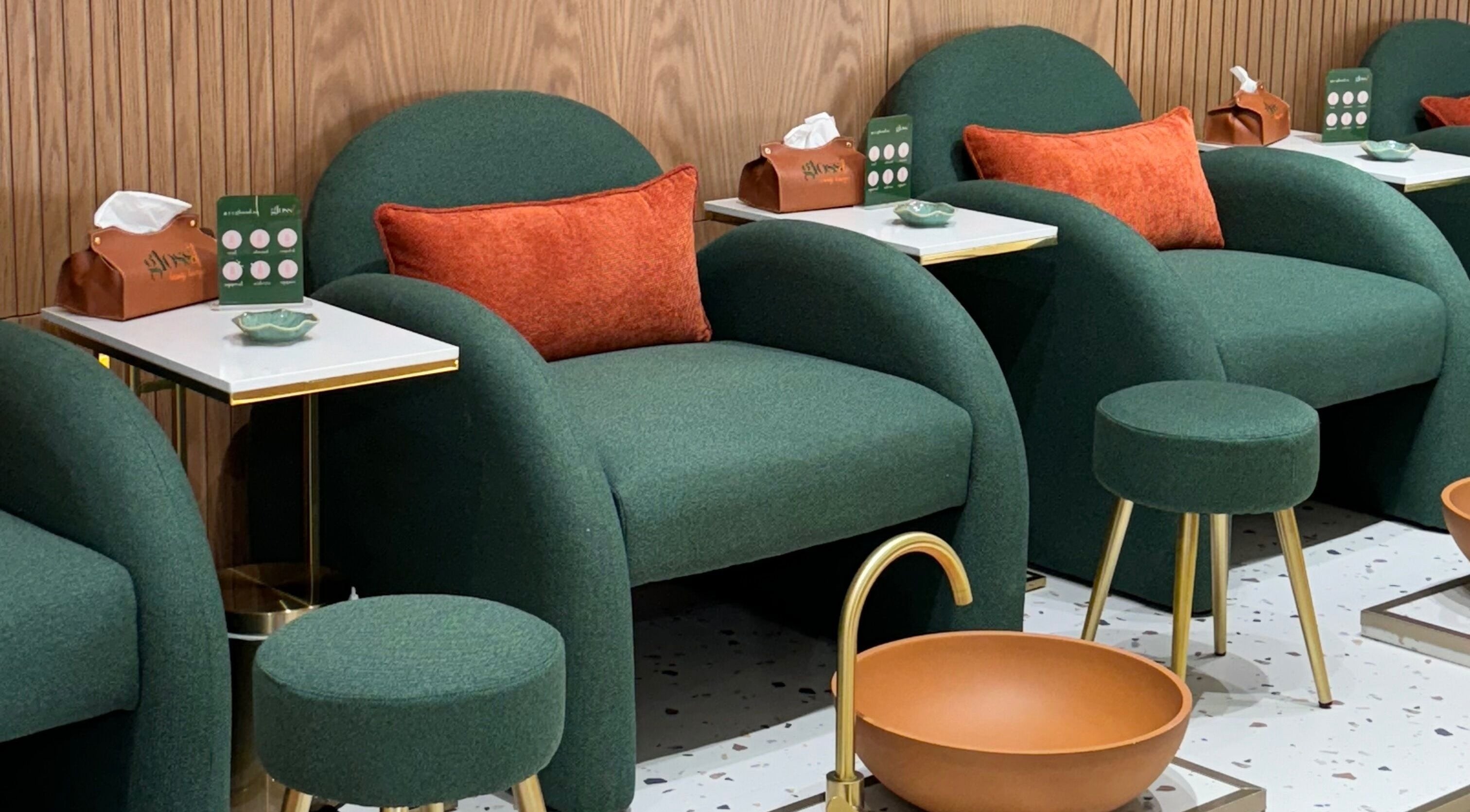 Elegant seating at Gloss'd Beauty Lounge | Riyadh, الرياض, منطقة الرياض, SA, featuring plush chairs and modern decor.