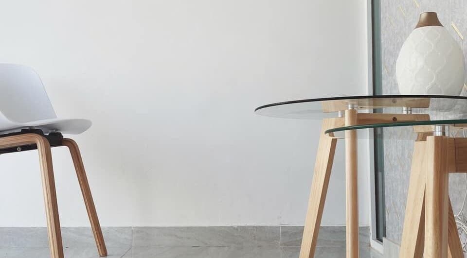 Espacio moderno en Es-kiin, Ciudad Mante, Tamaulipas, MX con silla y mesa de cristal elegante.