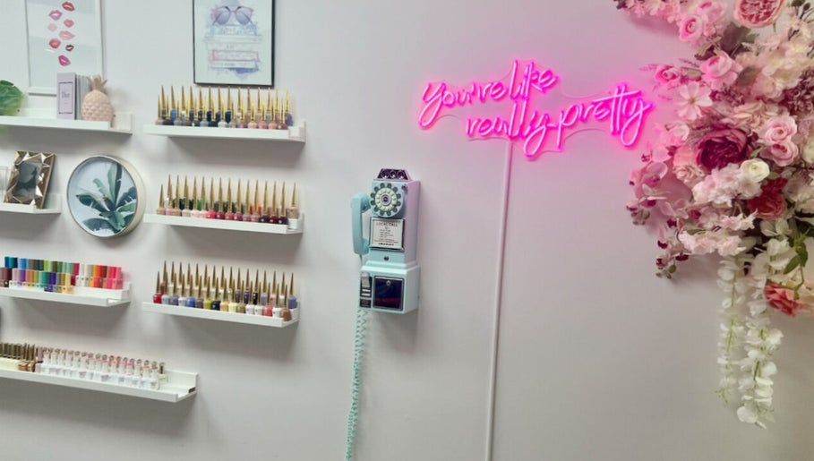 Pretty Me Up Nail & Beauty Bar изображение 1