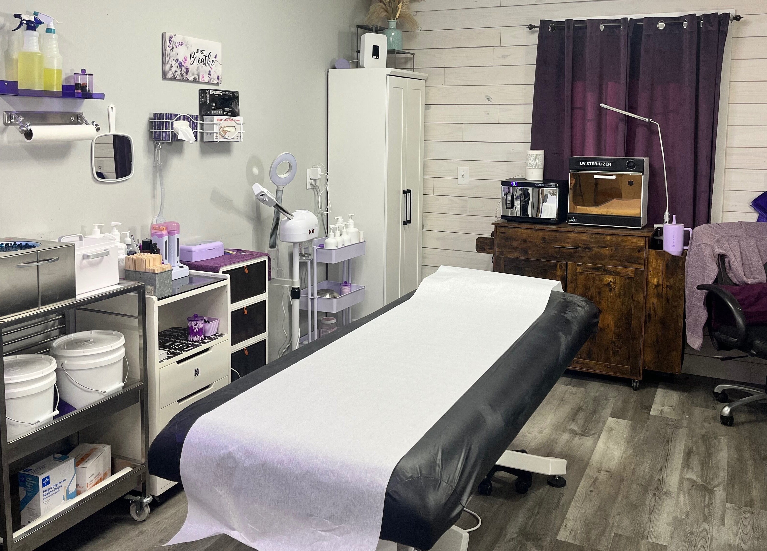 The Wax Pot - Trenton features a calm waxing room in Trenton, Florida, US with essential spa equipment.