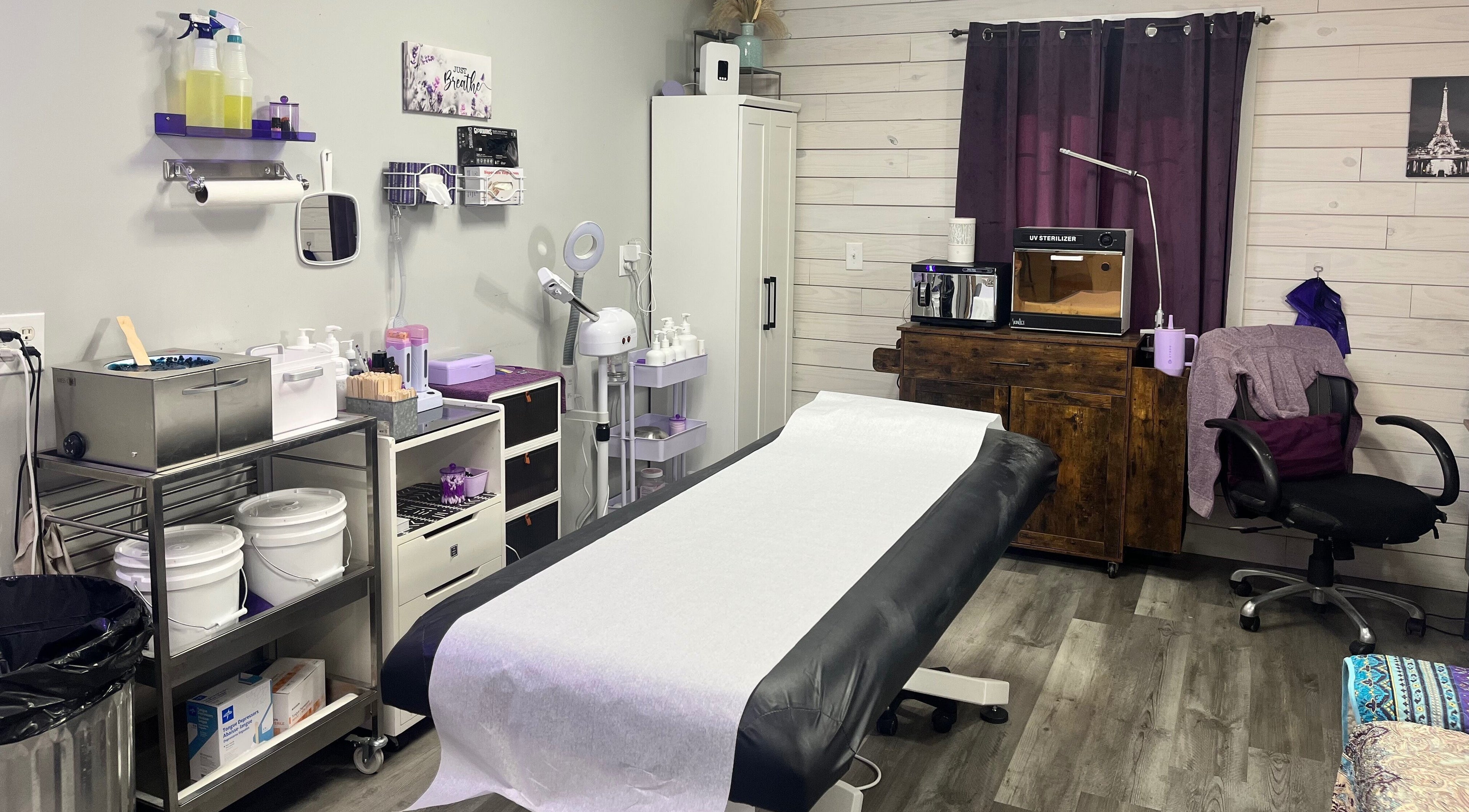The Wax Pot - Trenton features a calm waxing room in Trenton, Florida, US with essential spa equipment.