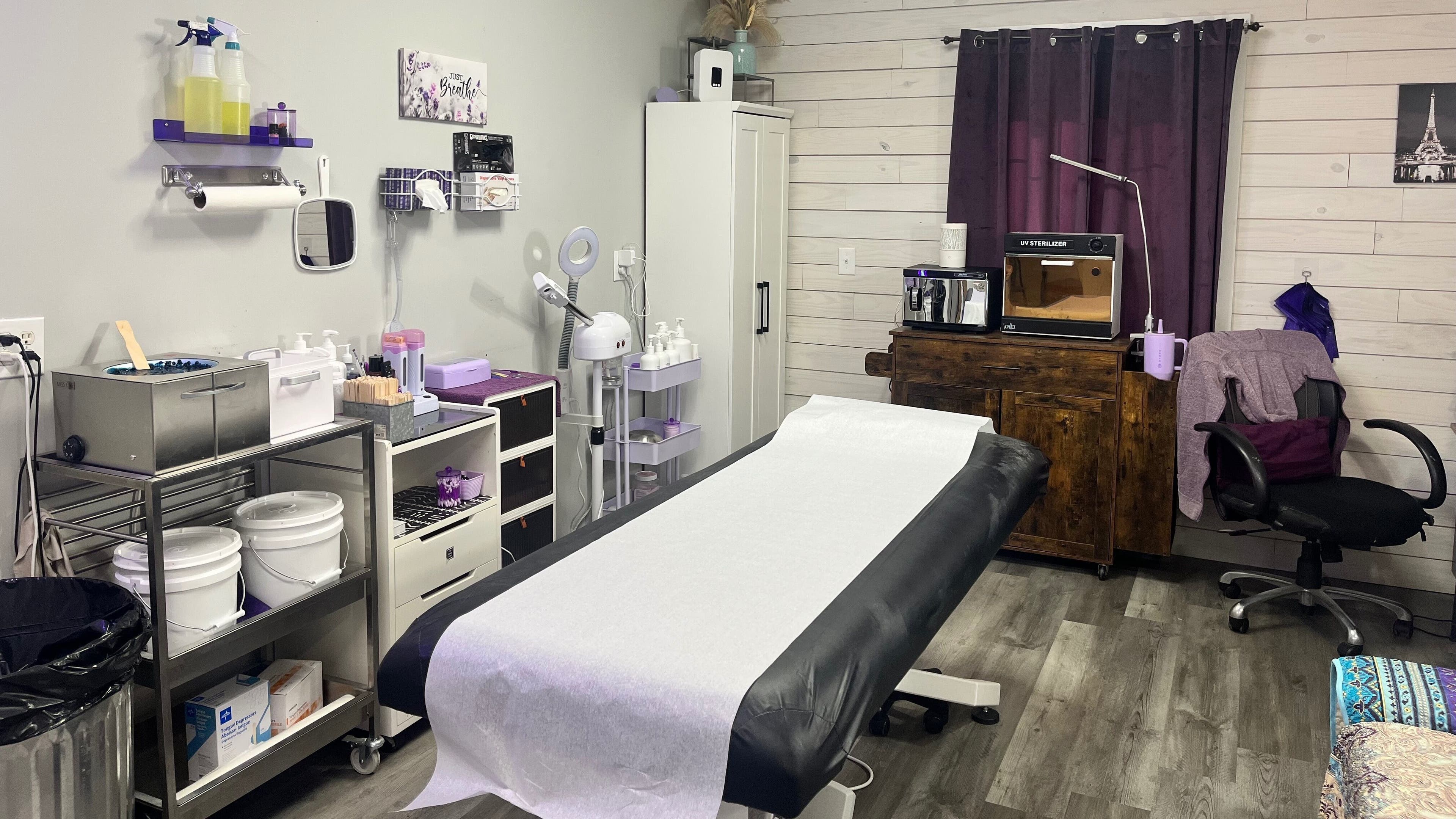 The Wax Pot - Trenton features a calm waxing room in Trenton, Florida, US with essential spa equipment.