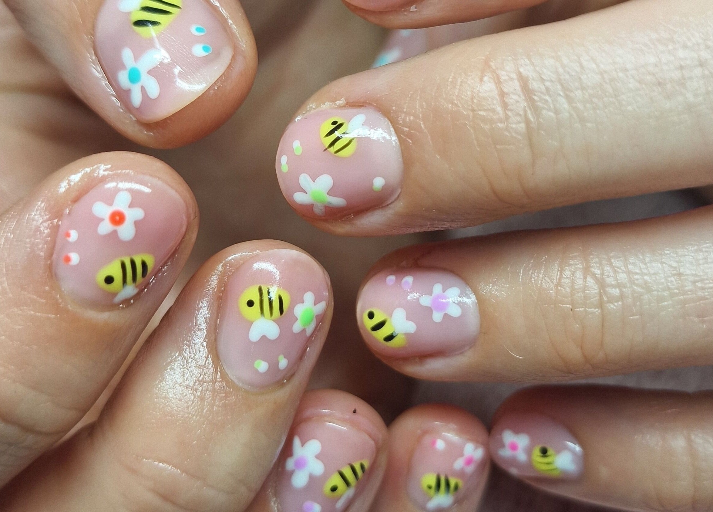Bee and flower nail art at Adore Beauty, Aberdeen, Scotland, GB.