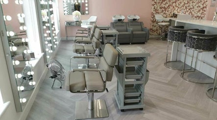 Del Tutto Salon image 2