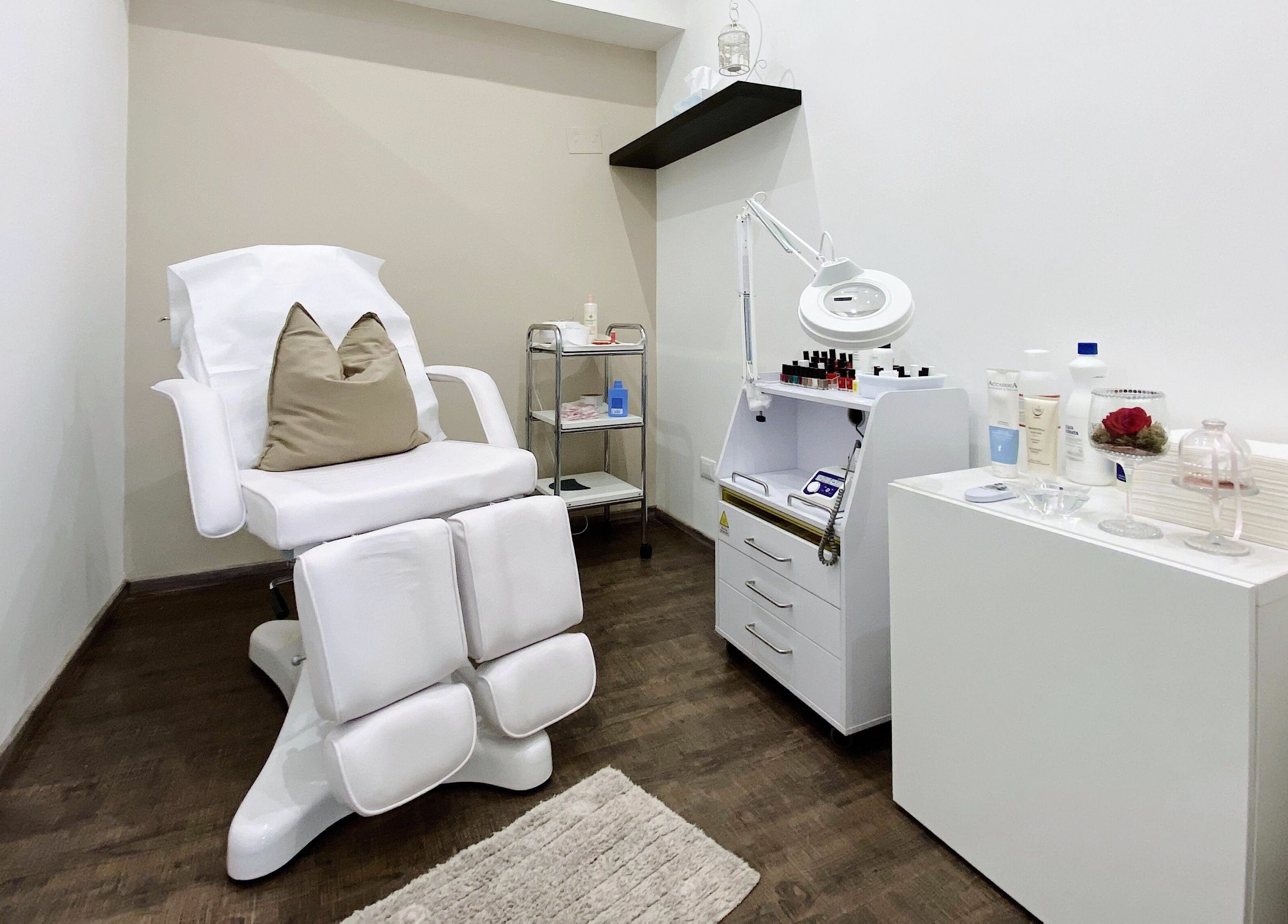 Sala trattamenti Bottega Estetica, Bracciano, Lazio, IT, con poltrona bianca e attrezzature moderne.