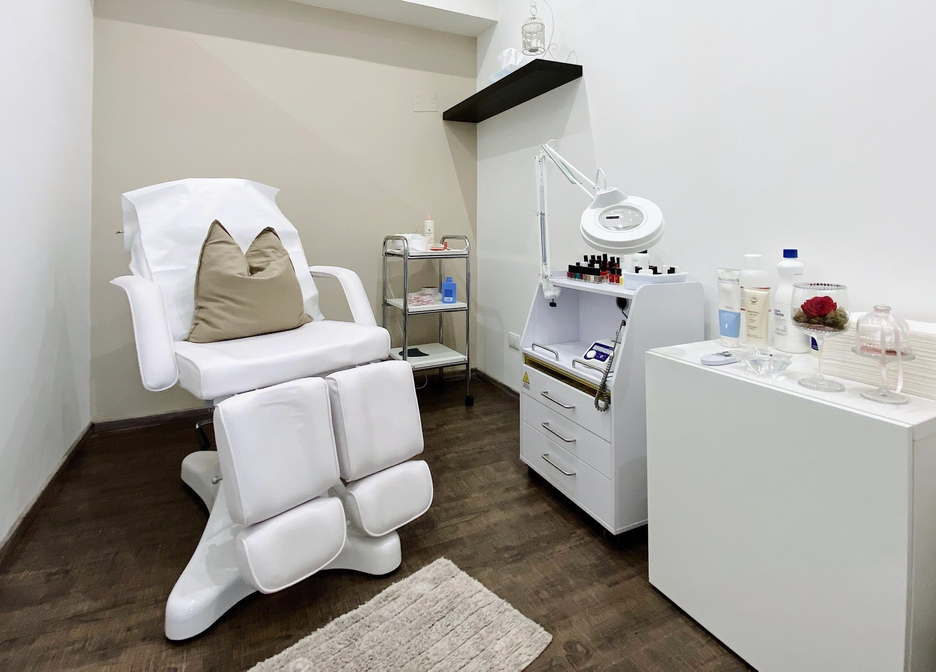 Sala trattamenti Bottega Estetica, Bracciano, Lazio, IT, con poltrona bianca e attrezzature moderne.