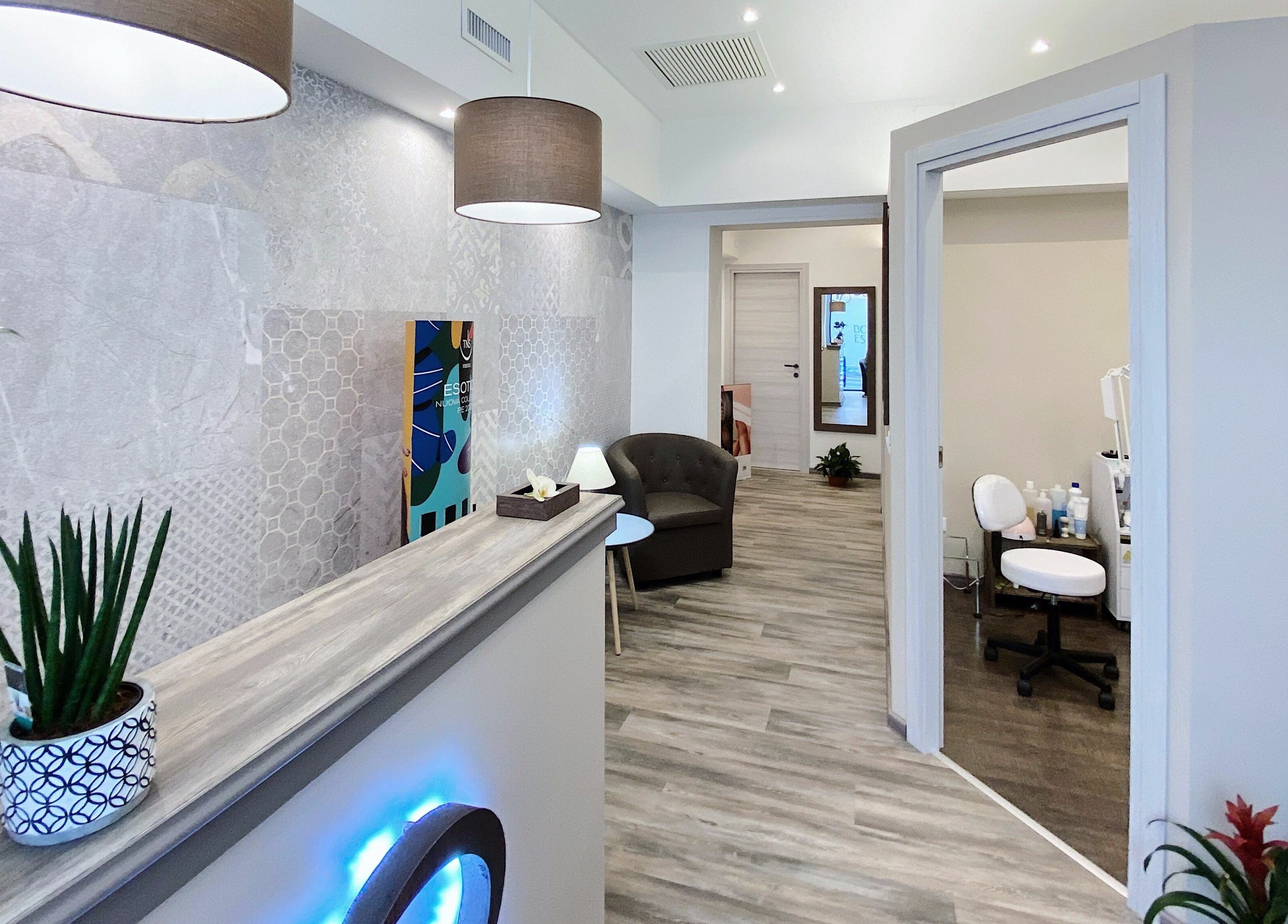 Ingresso elegante di Bottega Estetica a Bracciano, Lazio, IT, con arredi moderni e rilassanti.