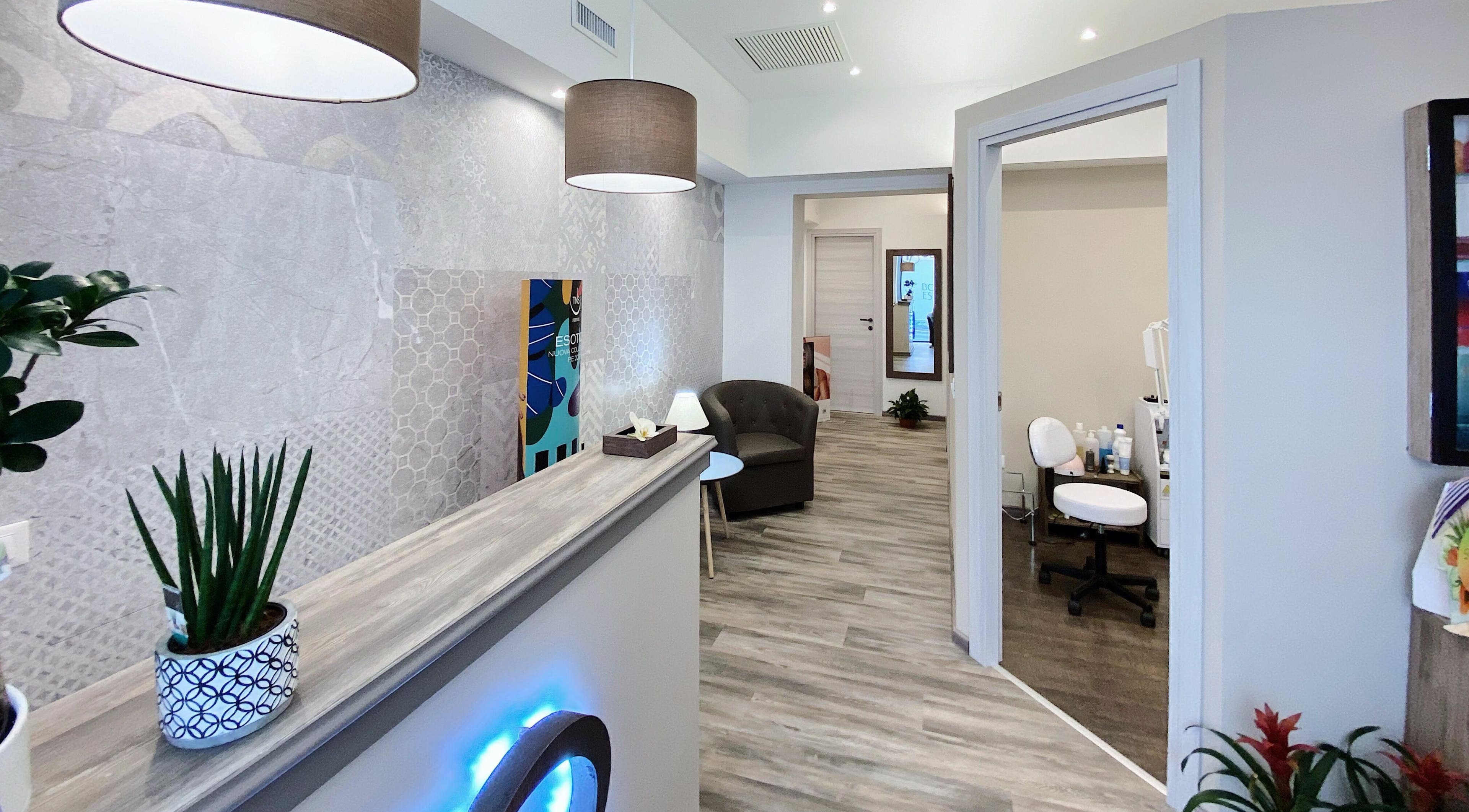Ingresso elegante di Bottega Estetica a Bracciano, Lazio, IT, con arredi moderni e rilassanti.