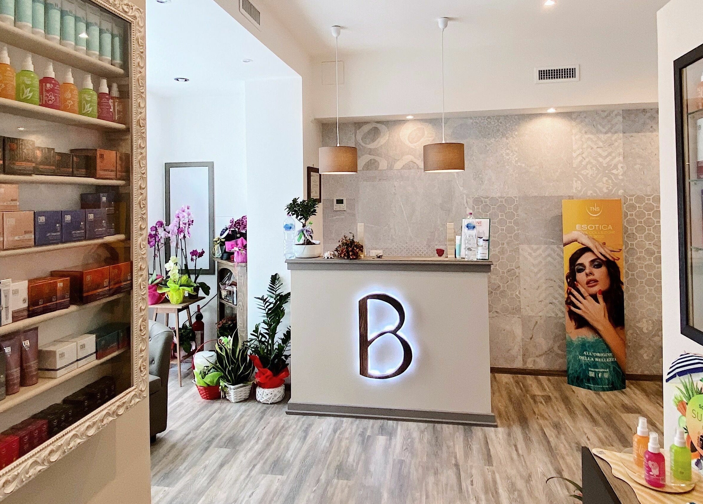 Reception elegante di Bottega Estetica a Bracciano, Lazio, IT con prodotti di bellezza esposti.