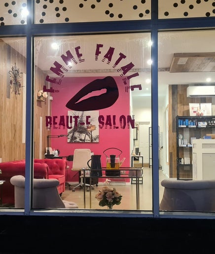Image de Femme Fatale Beaut - E Salon 2