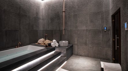 Luxurious spa room at SENSASIA Stories, Dubai, Dubai, AE featuring a modern bathtub and minimalist decor.
