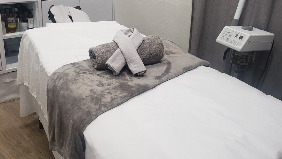 Spa bed at Skin Beautii by Waxxmii Mackey Street, Nassau, New Providence, BS. Elegant towels and modern equipment.