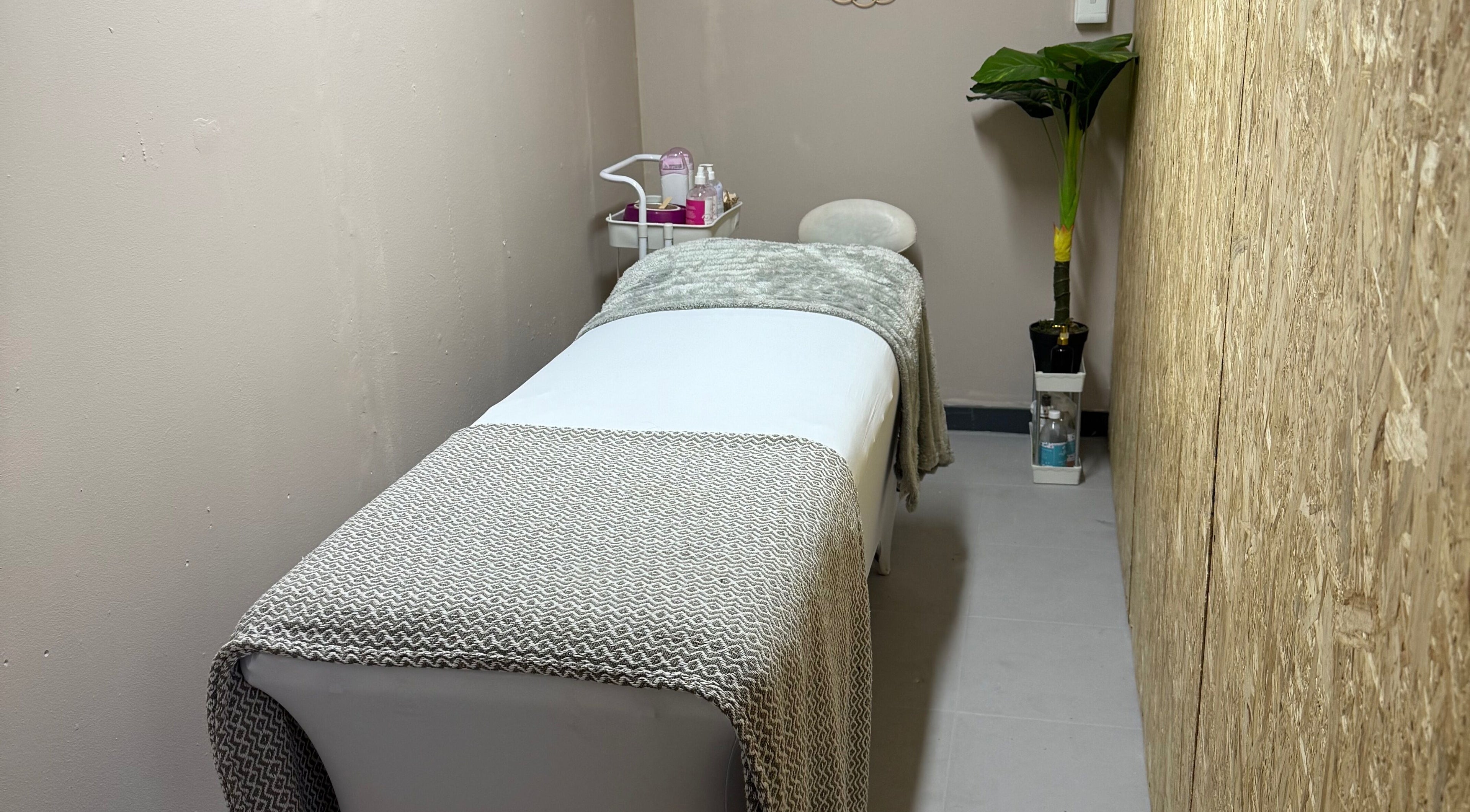 Peaceful massage room at Goddess Glow Pedi & Wax Bar, Cape Town, Western Cape, ZA, offering relaxation and comfort.