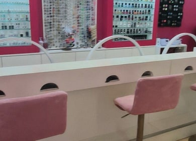 Interior moderno de Carl Areias Nail Bar em Póvoa de Varzim, Porto, PT com cadeiras cor de rosa.