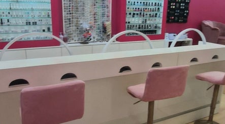 Interior moderno de Carl Areias Nail Bar em Póvoa de Varzim, Porto, PT com cadeiras cor de rosa.