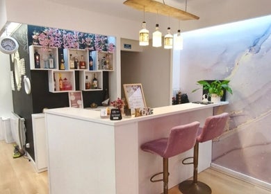 Interior charmoso do Carl Areias Nail Bar, Póvoa de Varzim, Porto, PT, com balcão elegante e decoração moderna.