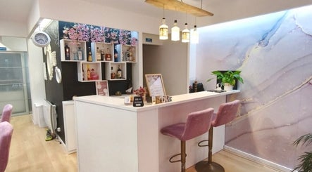 Interior charmoso do Carl Areias Nail Bar, Póvoa de Varzim, Porto, PT, com balcão elegante e decoração moderna.