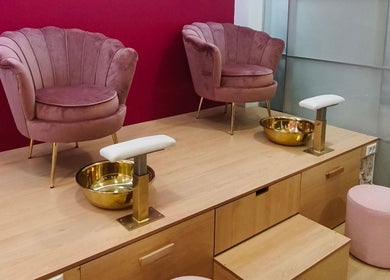 Poltronas elegantes em Carl Areias Nail Bar, Póvoa de Varzim, Porto, PT para pedicure sofisticado.
