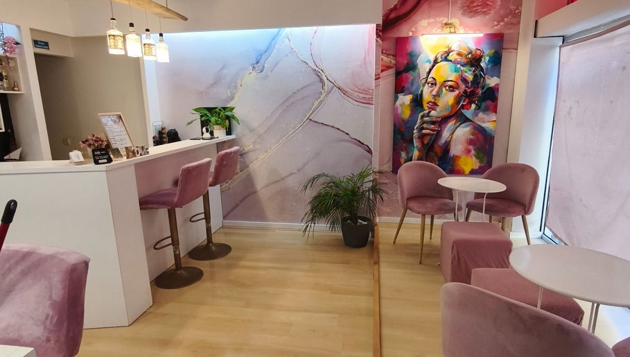 Interior do Carl Areias Nail Bar em Póvoa de Varzim, Porto, PT com decoração artística e cadeiras rosa.