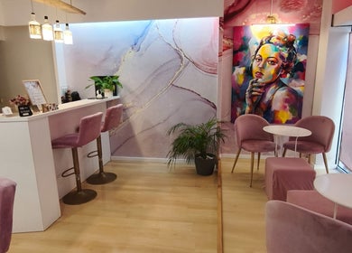 Interior do Carl Areias Nail Bar em Póvoa de Varzim, Porto, PT com decoração artística e cadeiras rosa.