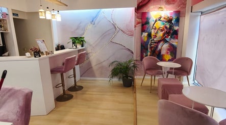 Interior do Carl Areias Nail Bar em Póvoa de Varzim, Porto, PT com decoração artística e cadeiras rosa.
