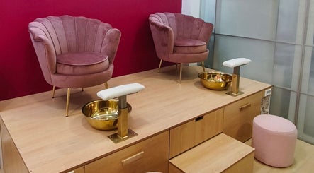 Assentos de luxo em Carl Areias Nail Bar, Póvoa de Varzim, Porto, PT, para uma experiência relaxante.