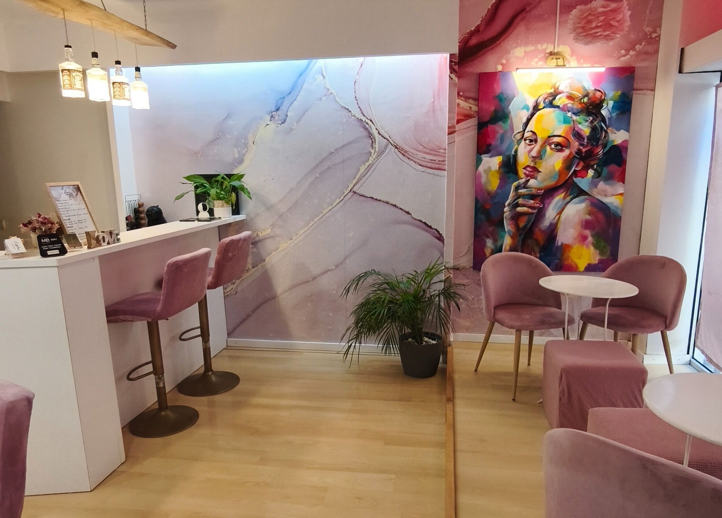 Interior acolhedor do Carl Areias Nail Bar em Póvoa de Varzim, Porto, PT com decoração artística vibrante.