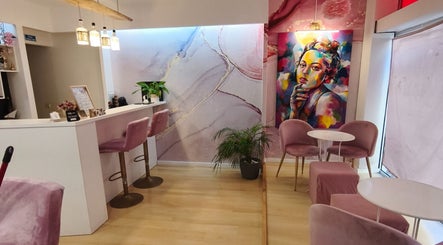 Interior acolhedor do Carl Areias Nail Bar em Póvoa de Varzim, Porto, PT com decoração artística vibrante.