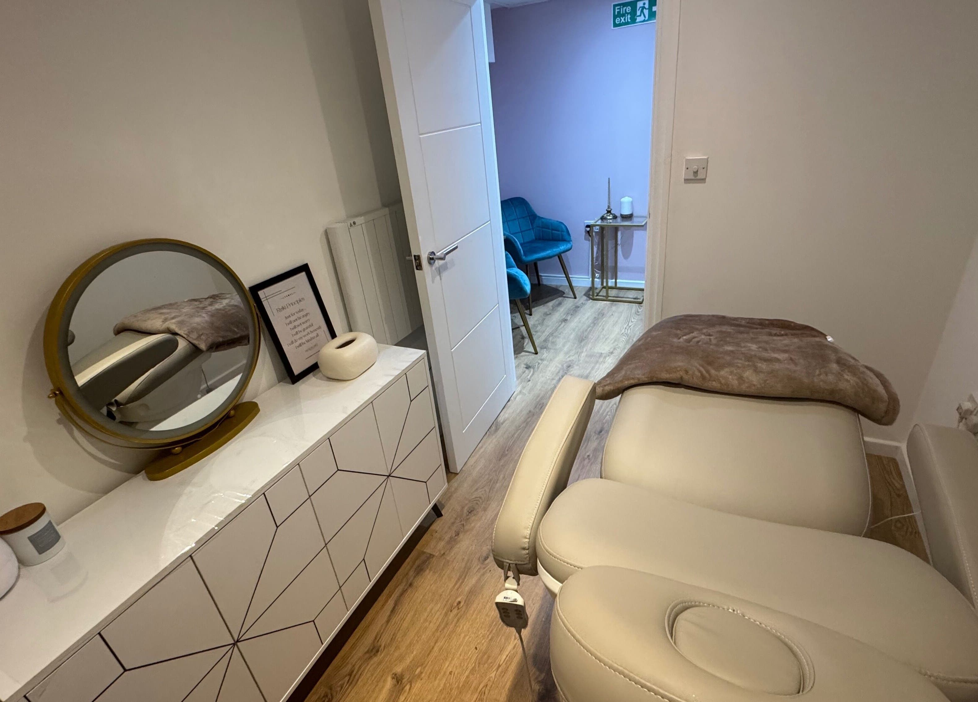 Tranquil treatment room at GLAM FACES CLINIC offering relaxation in London, England, GB.