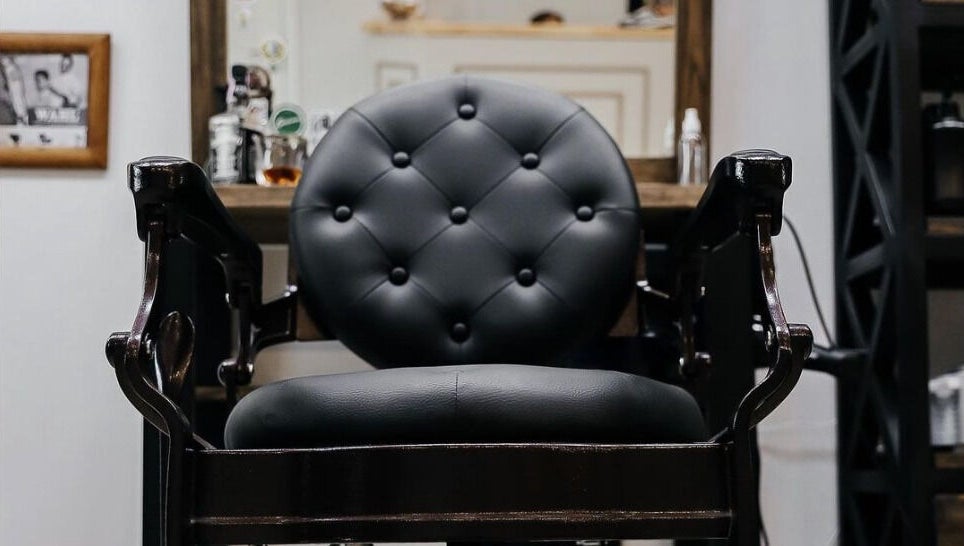 Стильне крісло у Statum Barbershop, Полтава, Україна, UA, відображає комфорт і елегантність.