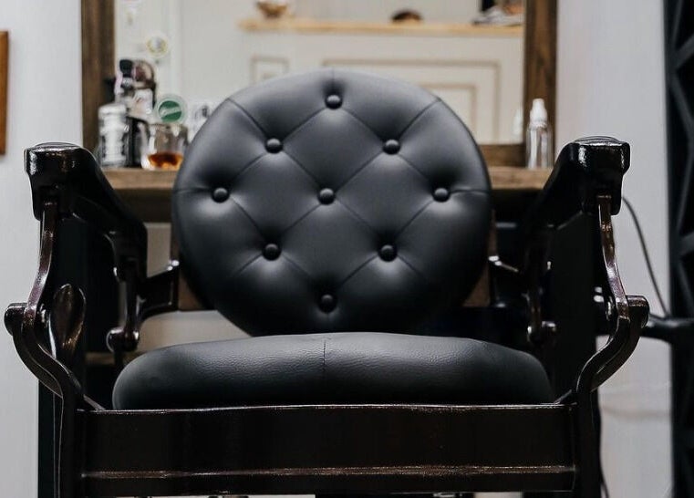 Стильне крісло у Statum Barbershop, Полтава, Україна, UA, відображає комфорт і елегантність.