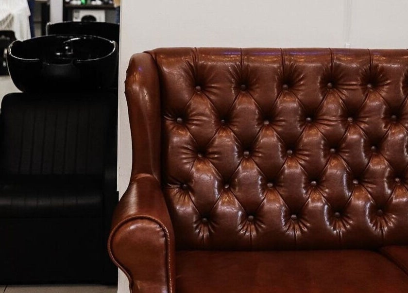 Стильний шкіряний диван у Statum Barbershop, Полтава, Україна, UA.