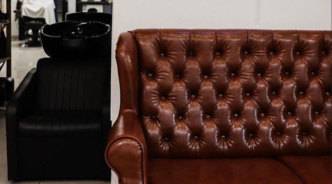 Стильний шкіряний диван у Statum Barbershop, Полтава, Україна, UA.