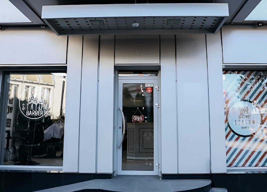 Фасад Statum Barbershop в Полтава, Україна, UA з сучасним дизайном і вивіскою.