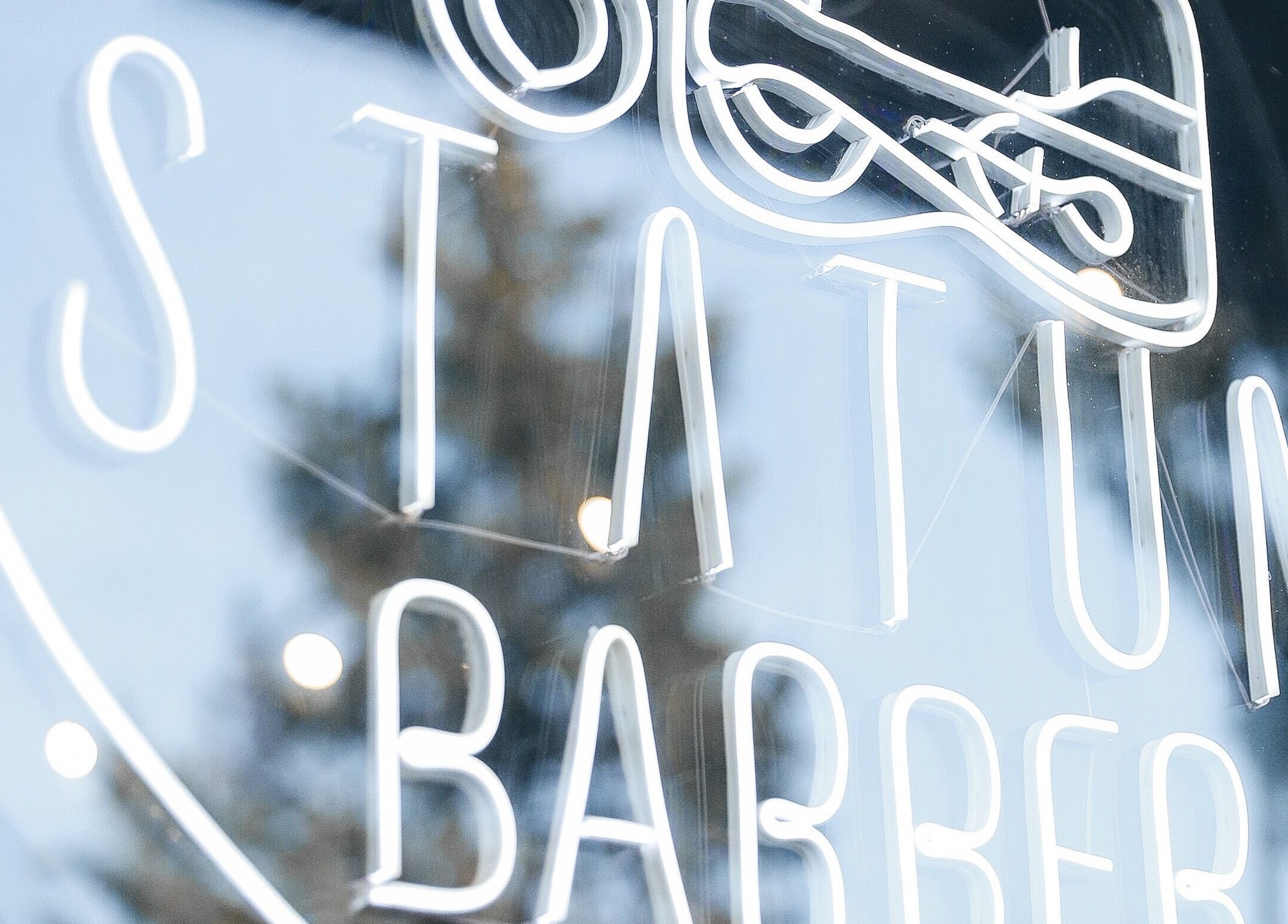 Неонова вивіска Statum Barbershop у місті Полтава, Україна, UA.