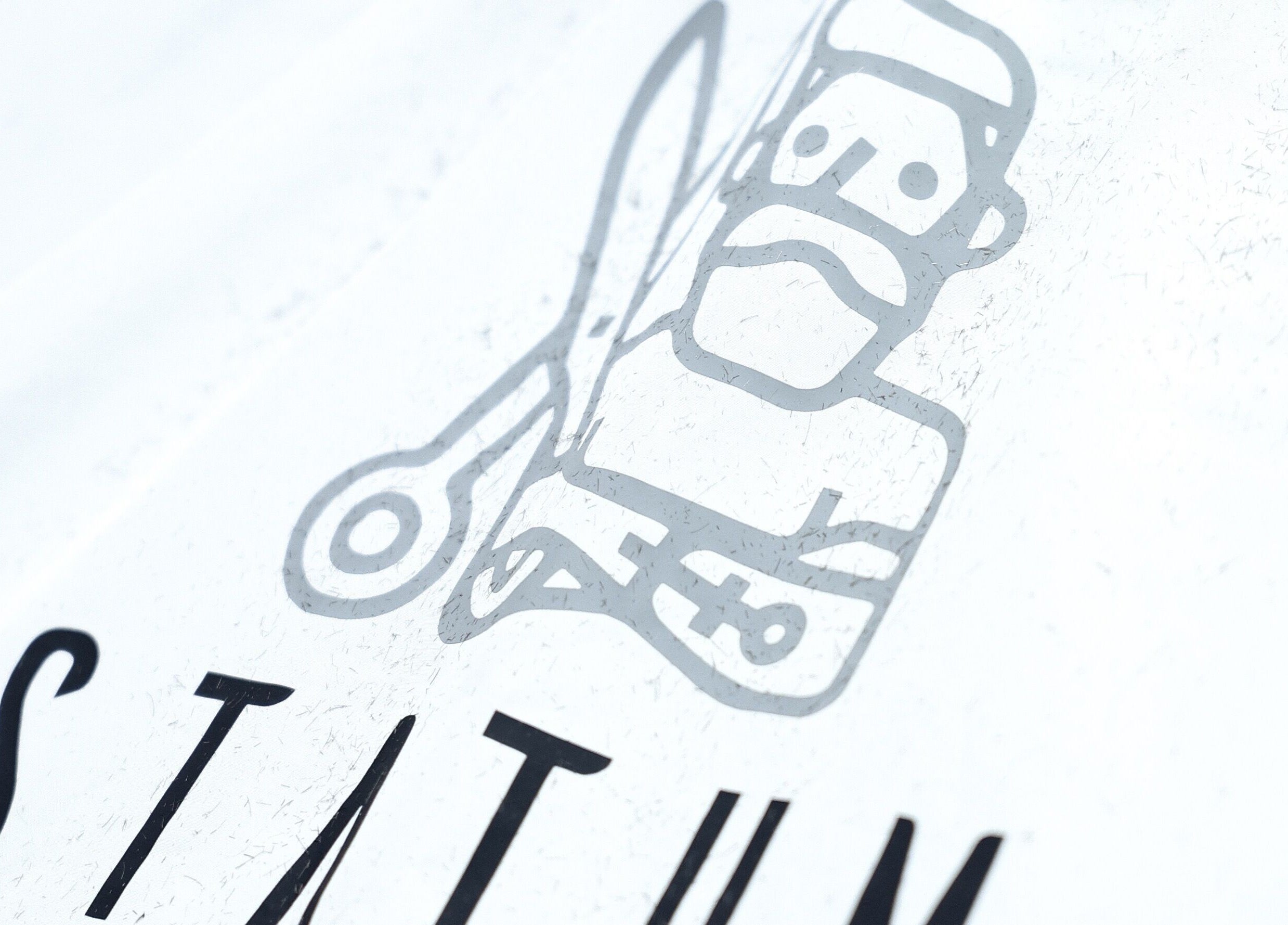 Лого Statum Barbershop у Полтава, Україна, UA, на білому фоні.